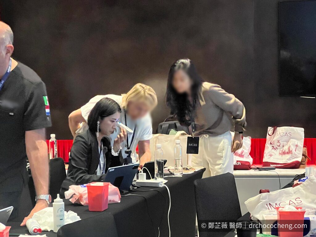 超音波工作坊現場，講師在旁指導掃描