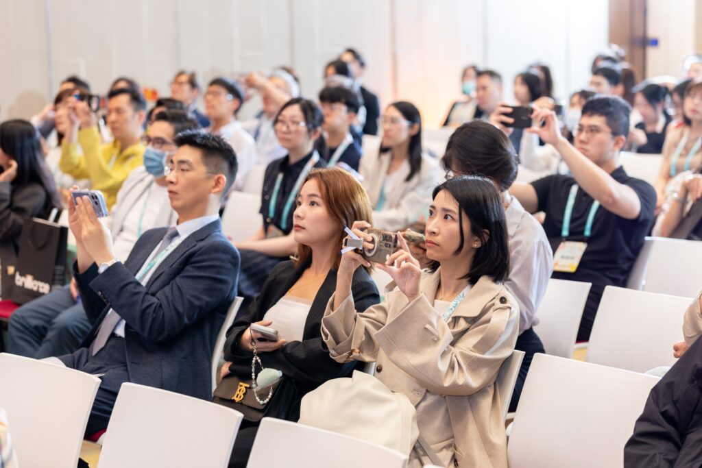 2026 台灣醫用雷射光電學會十月秋季研討會現場，認真聽講並拍下投影片的鄭芷薇醫師